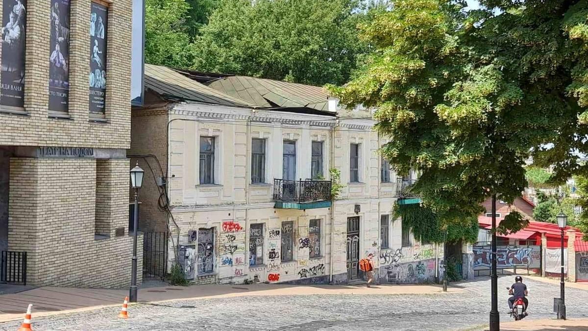 В Киеве на Андреевском спуске провалилась крыша исторического здания В Киеве на Андреевском спуске провалилась крыша исторического здания