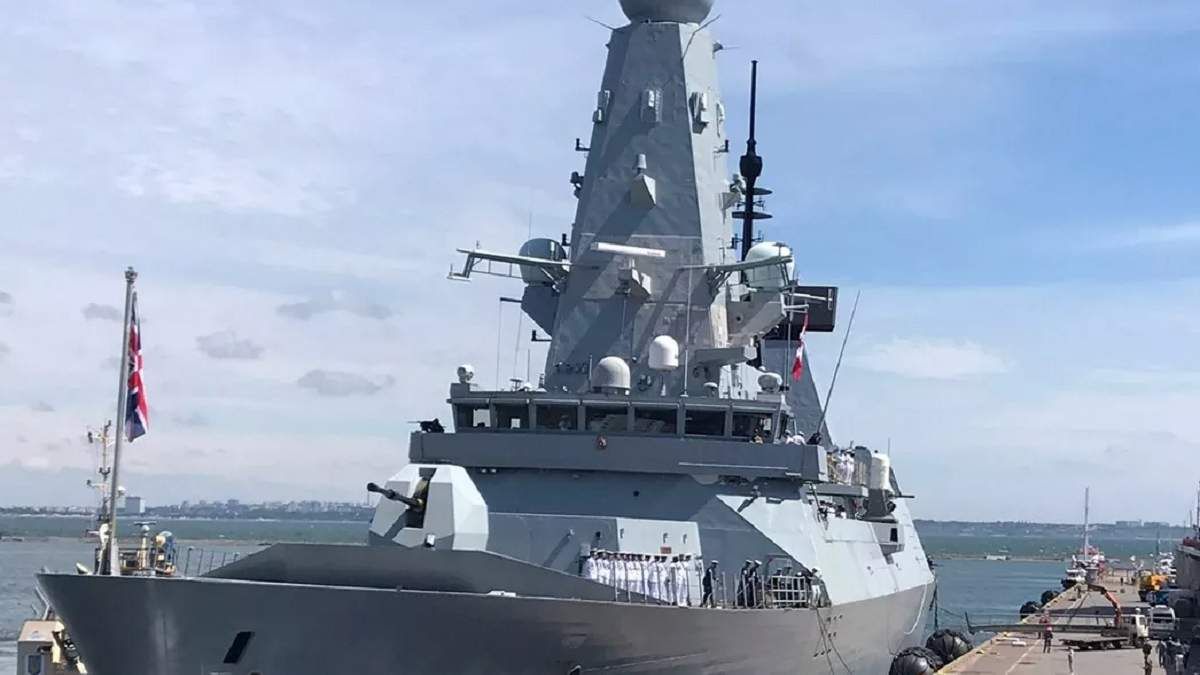 У Росії показали відео прольоту літака без обстрілів над есмінцем У Росії показали відео прольоту літака без обстрілів над есмінцем