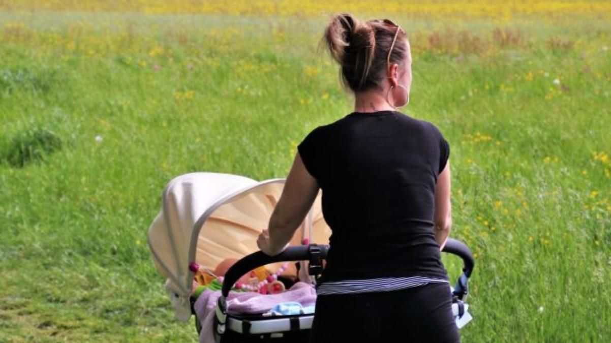 В Одессе прохожих шокировало поведение девушки, что гуляла с ребенком В Одессе прохожих шокировало поведение девушки, что гуляла с ребенком