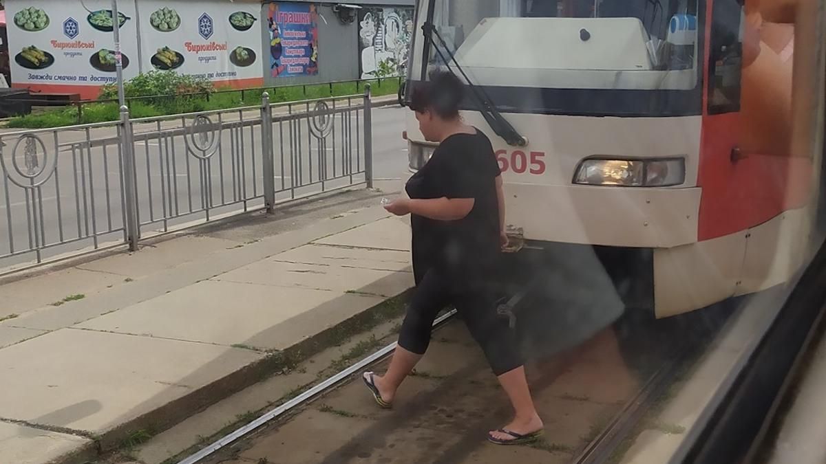 У кабіні було +47: у Києві водій трамвая зомлів просто під час руху У кабіні було +47: у Києві водій трамвая зомлів просто під час руху