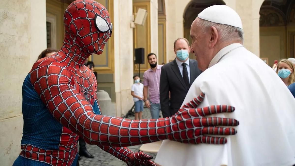 Зустріч супергероїв: Спайдермен відвідав Папу Римського – відео