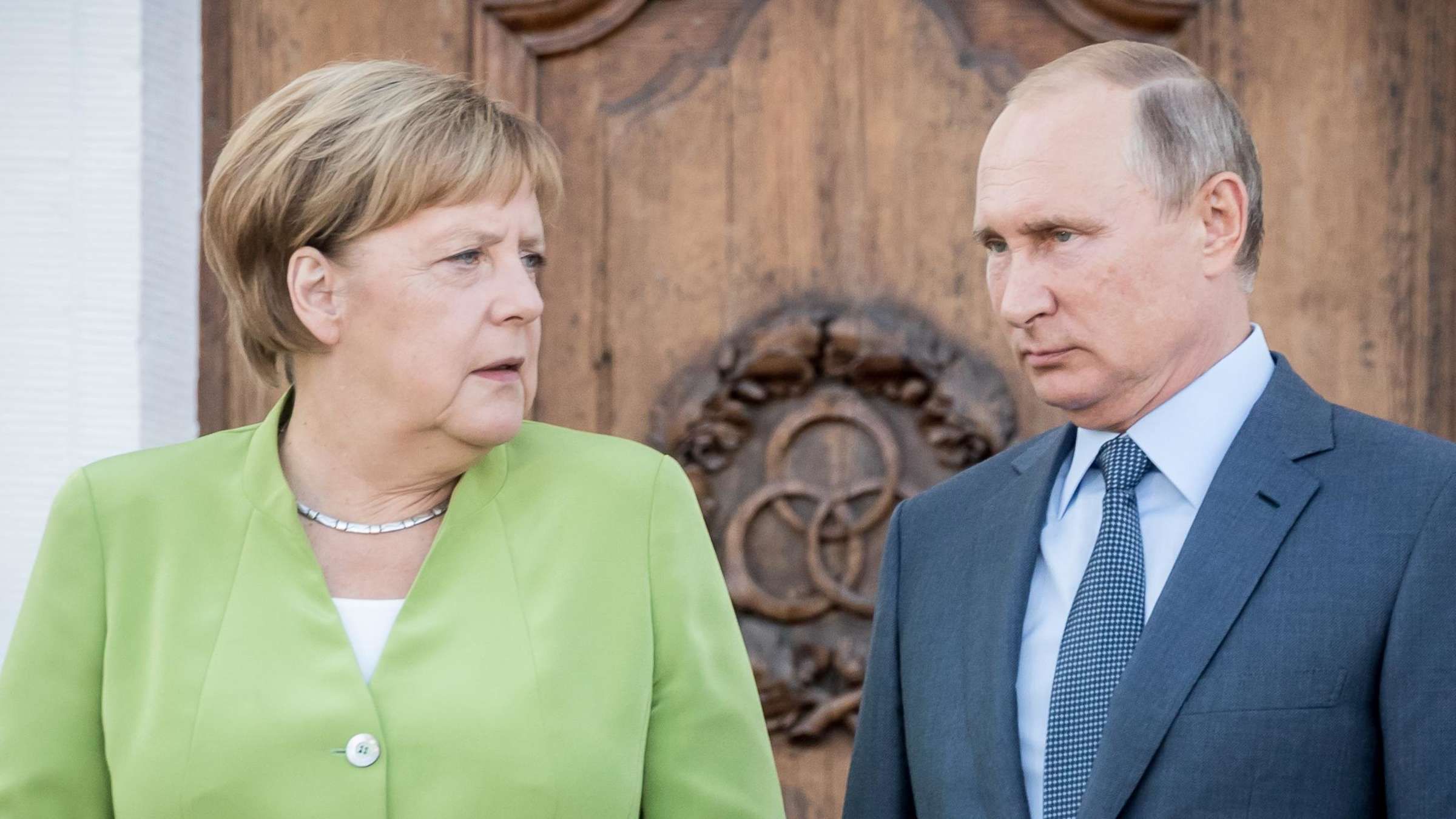 Меркель заявила, що ЄС має шукати прямі контакти з Путіним