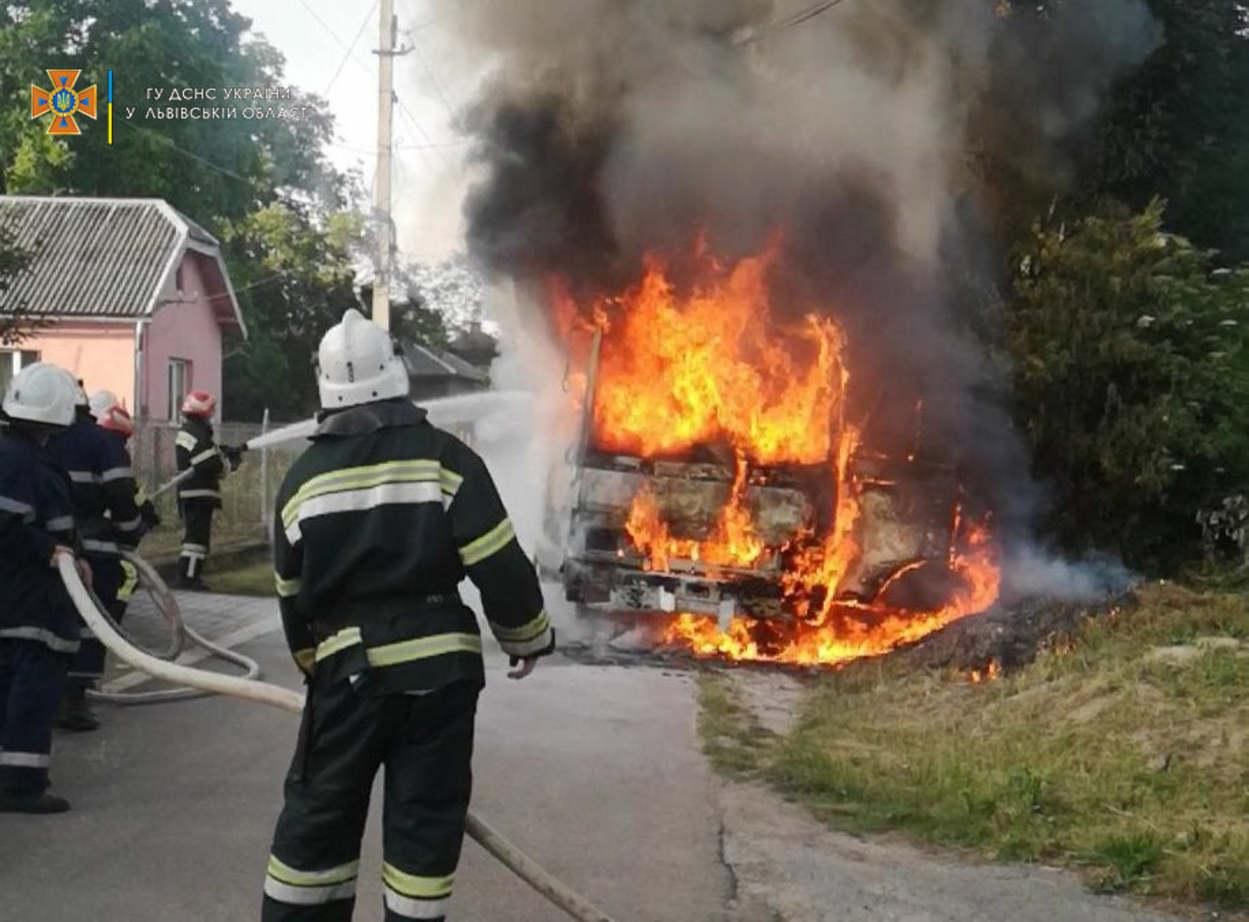 На Львівщині посеред дороги вщент згорів пасажирський автобус: фото