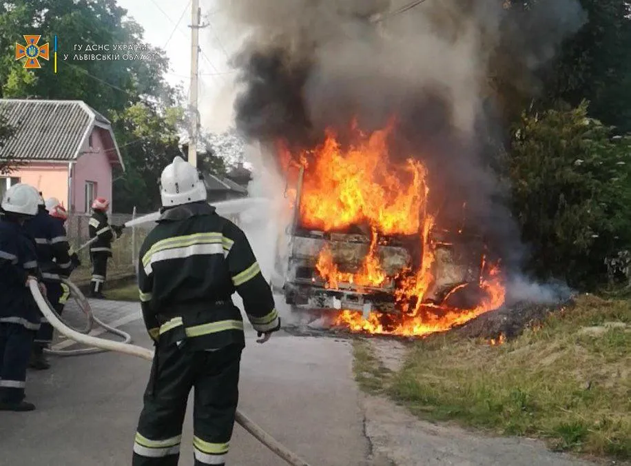 На Львівщині посеред дороги вщент згорів пасажирський автобус: фото