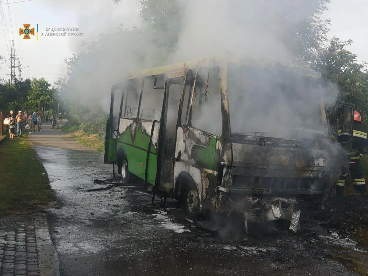 На Львівщині посеред дороги вщент згорів пасажирський автобус: фото