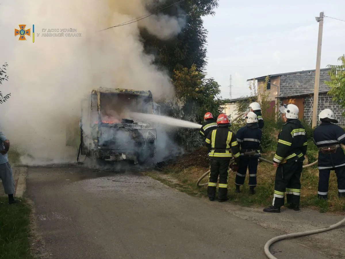 На Львівщині посеред дороги вщент згорів пасажирський автобус: фото