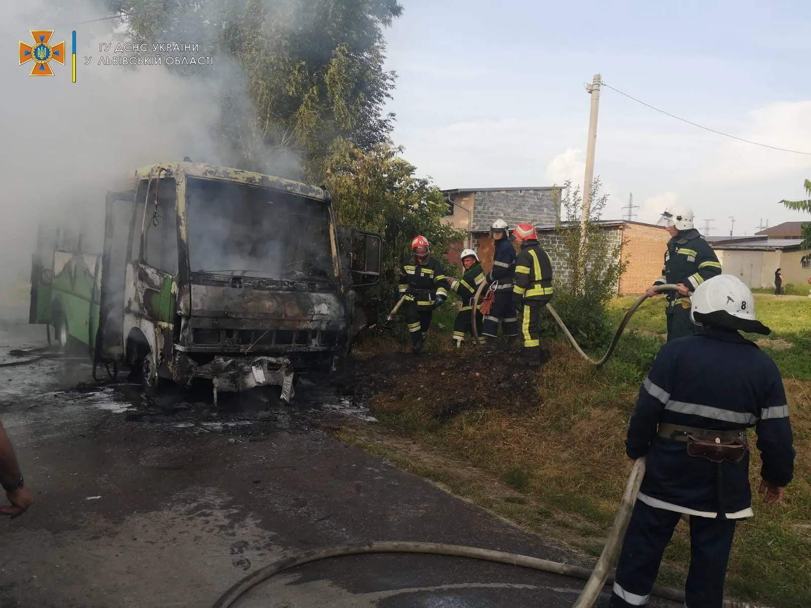 На Львівщині посеред дороги вщент згорів пасажирський автобус: фото
