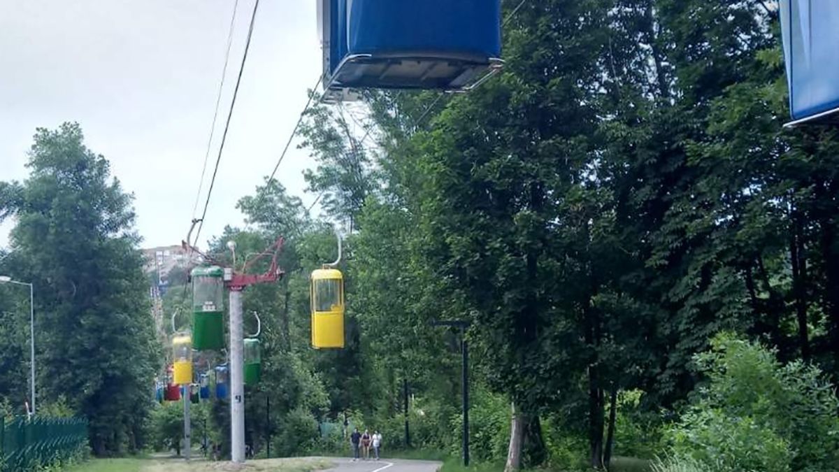 У Харкові жінка дитиною застрягли на канатній дорозі У Харкові жінка дитиною застрягли на канатній дорозі