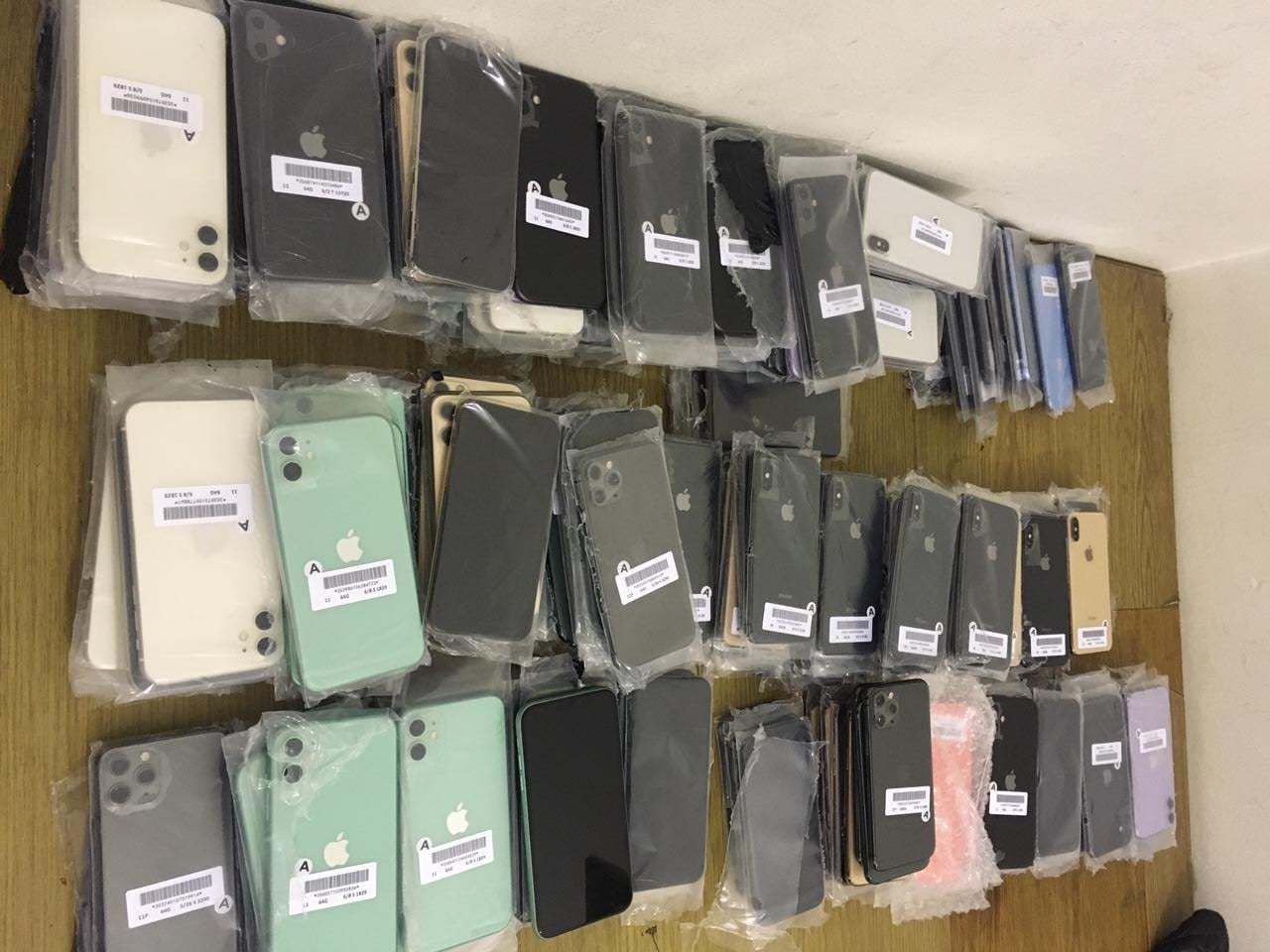 Львівськи митники вилучили у підприємця понад 240 новеньких айфонів: фото Львівськи митники вилучили у підприємця понад 240 новеньких айфонів: фото