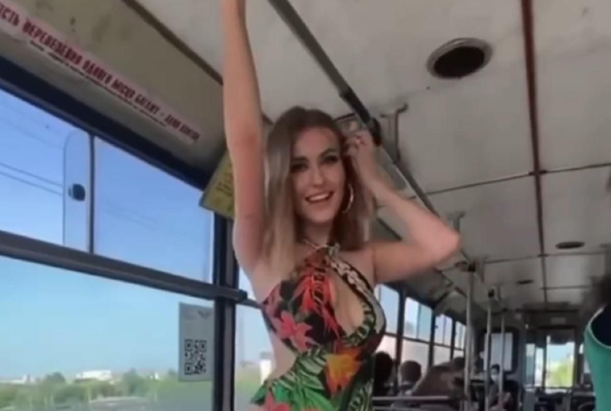 В Ровно девушка в троллейбусе разделась до купальника: видео
