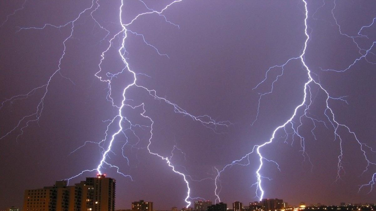 До спеки приєднаються грози: на Заході – штормове попередження До спеки приєднаються грози: на Заході – штормове попередження