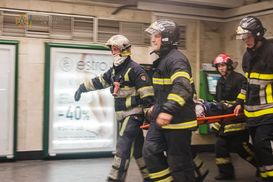 У метро на "Майдані Незалежності" людина впала під потяг: рух зупиняли