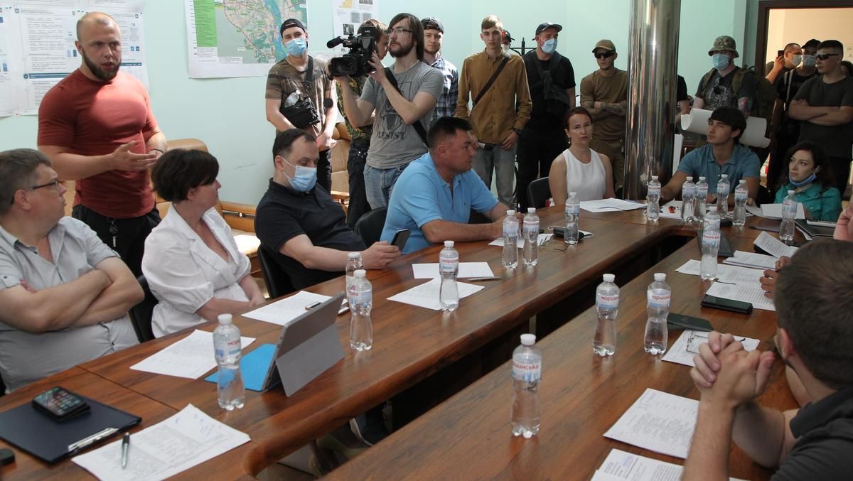 Тітушки намагалися зірвати конкурс перевізників на маршрутах Києва Тітушки намагалися зірвати конкурс перевізників на маршрутах Києва