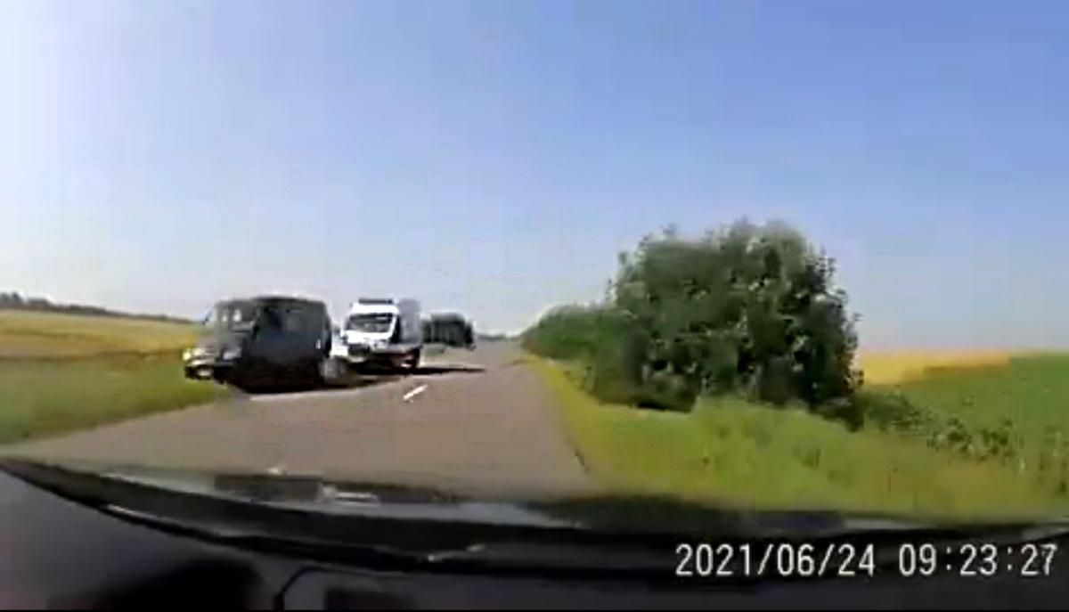 На Одещині швидка з дитиною потрапила в ДТП: відео На Одещині швидка з дитиною потрапила в ДТП: відео