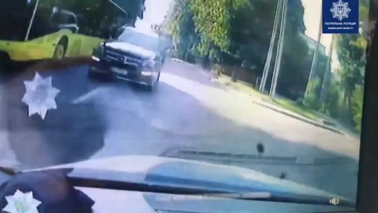 Во Львове водитель Mercedes-Benz едва не влетел в патрульных на встречке: видео