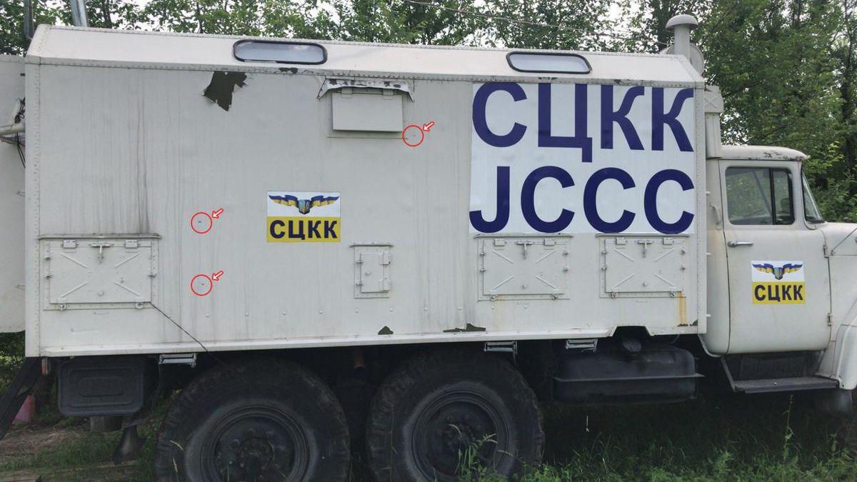 Оккупанты обстреляли авто украинских представителей в СЦКК: фото Оккупанты обстреляли авто украинских представителей в СЦКК: фото