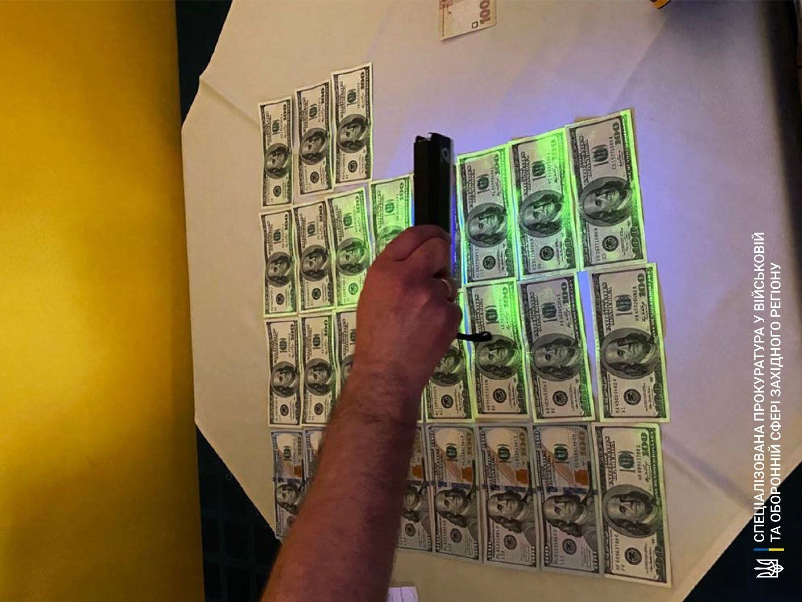 Львівського прикордонника затримали на хабарі: взяв 3600 доларів – фото Львівського прикордонника затримали на хабарі: взяв 3600 доларів – фото