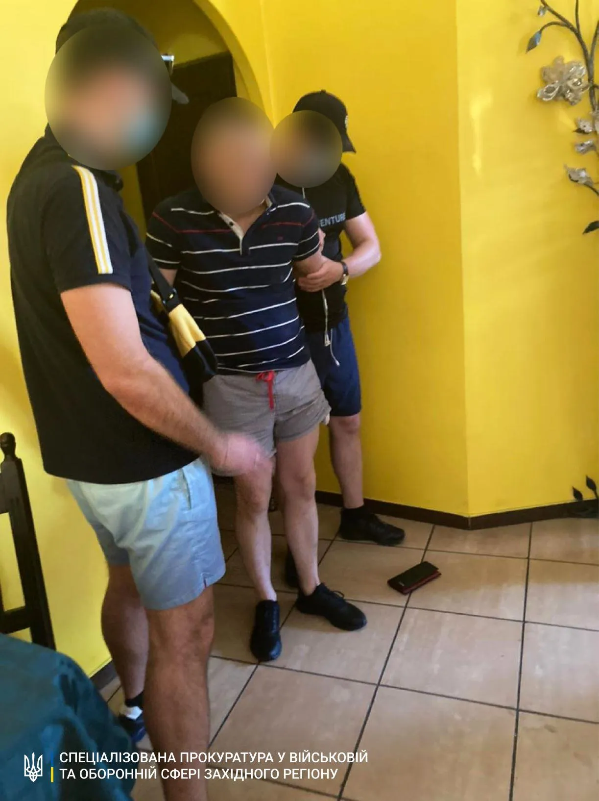 Львівського прикордонника затримали на хабарі: взяв 3600 доларів – фото Львівського прикордонника затримали на хабарі: взяв 3600 доларів – фото