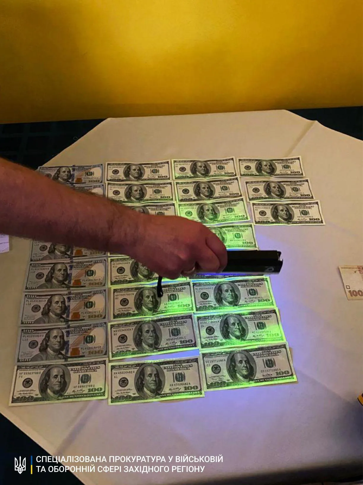 Львівського прикордонника затримали на хабарі: взяв 3600 доларів – фото Львівського прикордонника затримали на хабарі: взяв 3600 доларів – фото