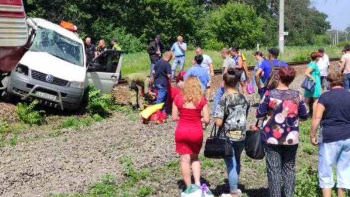 На Харьковщине поезд протаранил автомобиль: видео На Харьковщине поезд протаранил автомобиль: видео