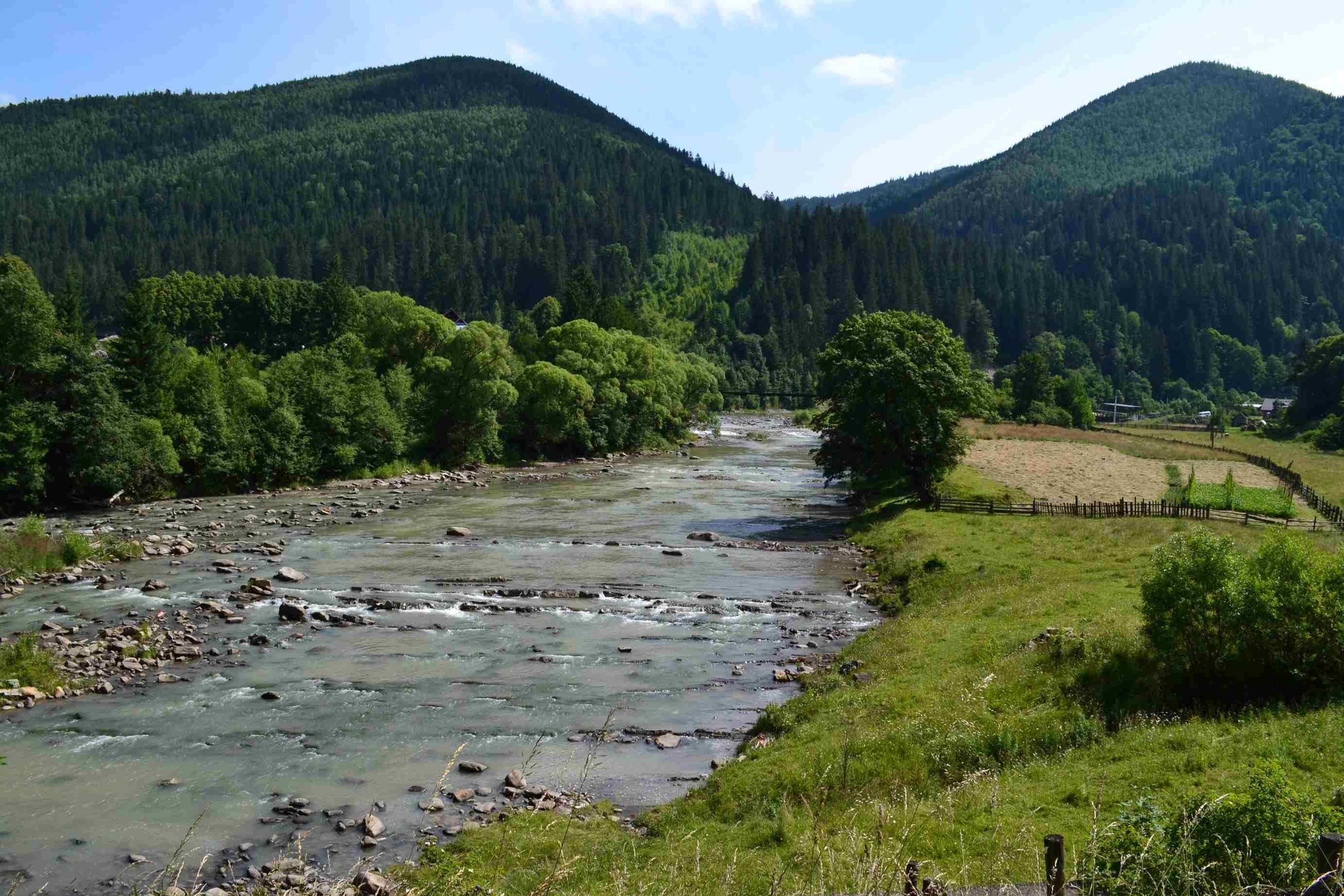 Из-за грозы: в Карпатах предупреждают об угрозе наводнений Из-за грозы: в Карпатах предупреждают об угрозе наводнений