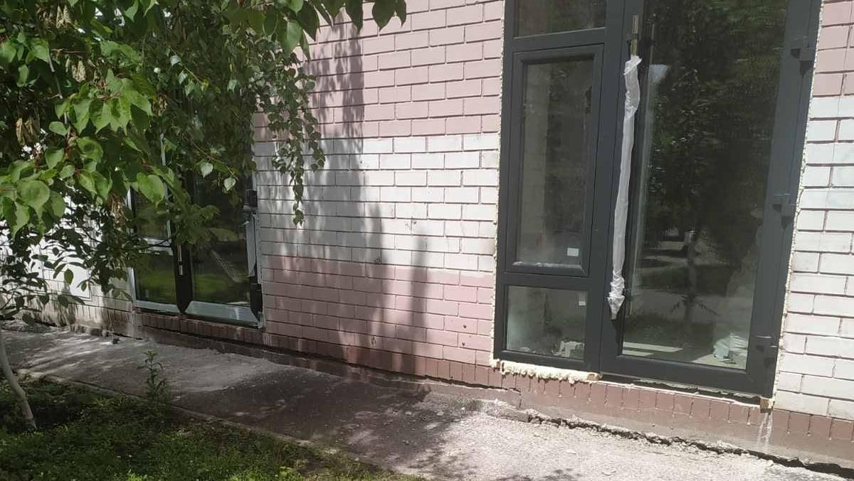 У новобудові на Осокорках через незаконний ремонт тріскаються стіни У новобудові на Осокорках через незаконний ремонт тріскаються стіни