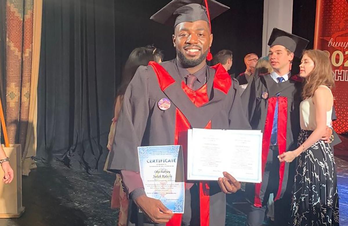 Блогер Джуда спел гимн Украины на выпускном: видео Блогер Джуда спел гимн Украины на выпускном: видео