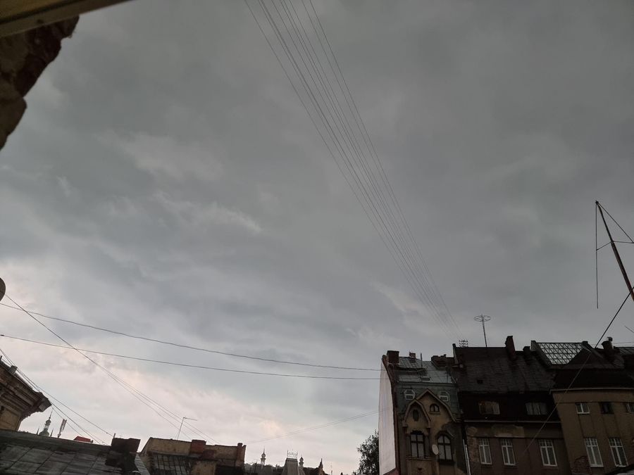 Апокаліпсис за вікном: у Львові 25.06.2021 вирує негода – фото Апокаліпсис за вікном: у Львові 25.06.2021 вирує негода – фото