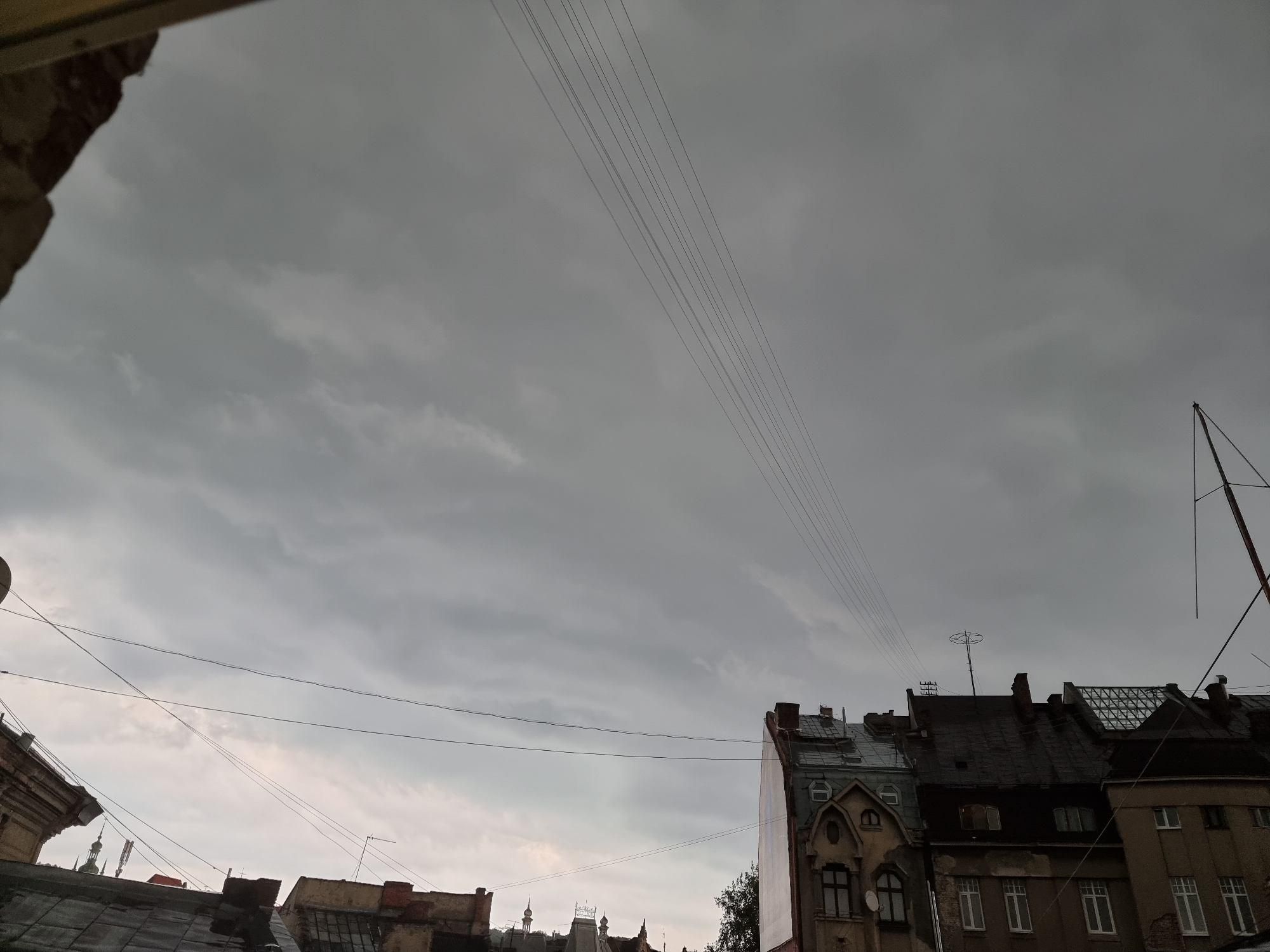 Апокалипсис за окном: во Львове 25.06.2021 бушует непогода - фото 