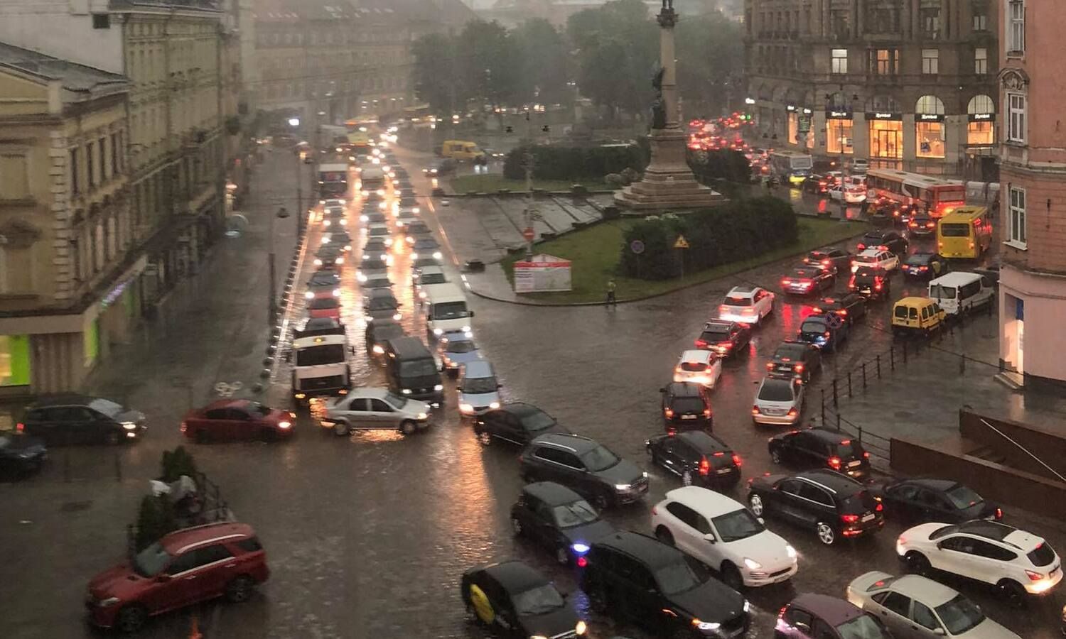 Последствия непогоды во Львове: весь город стоит в безумных пробках