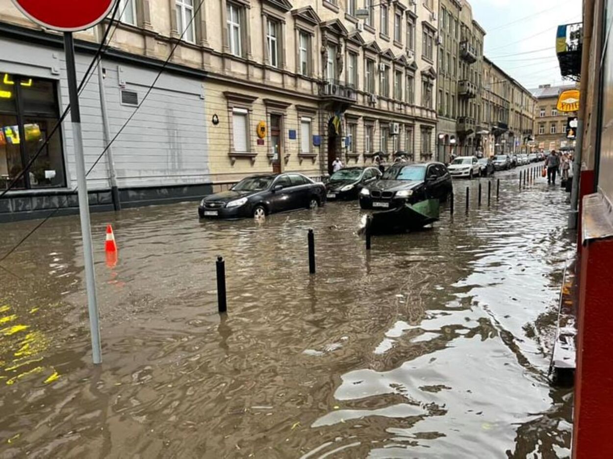 Затоплені вулиці й неймовірні затори: у Львові захмарно подорожчало таксі