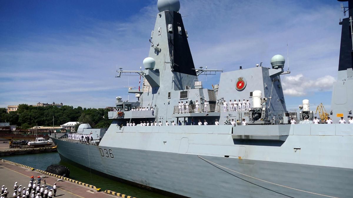 Россияне считают, что в инциденте в Черном море фиаско испытал эсминец