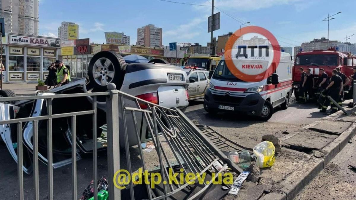 В Киеве на Позняках легковушка протаранила забор и перевернулась