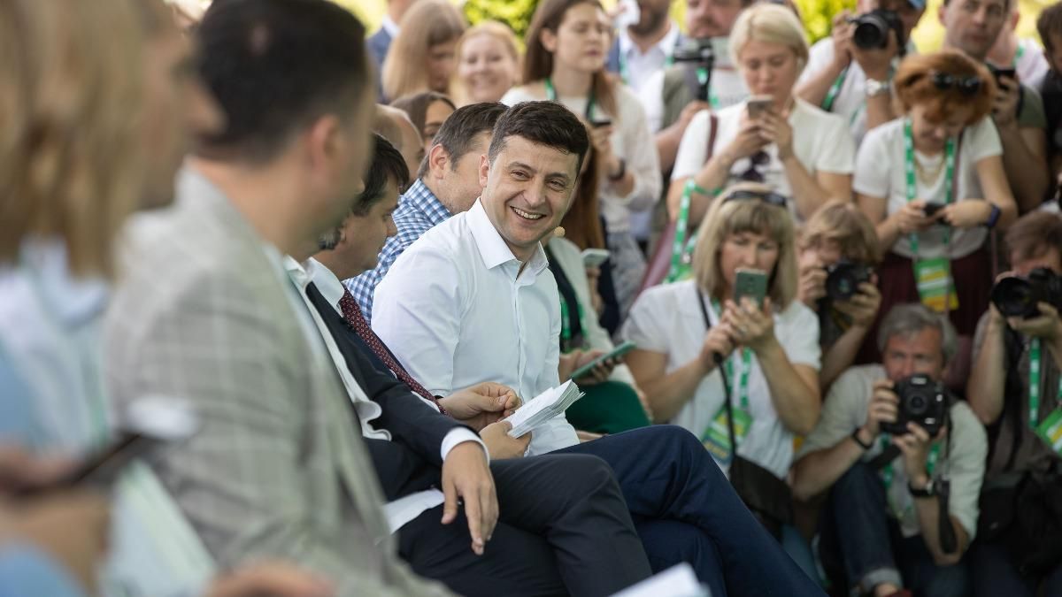 Слуги планують форум: запросять Зеленського та 7 тисяч депутатів