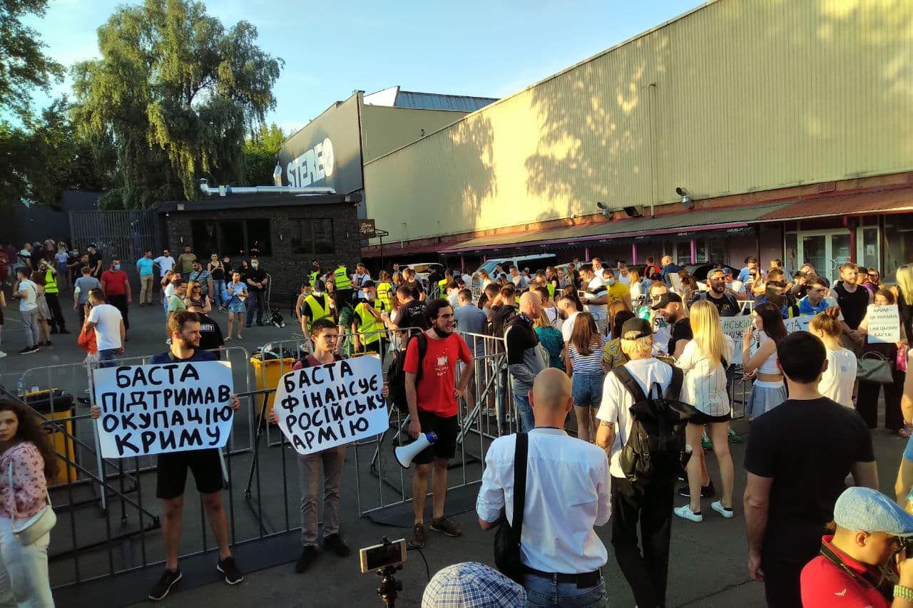 Активісти у Києві 25 червня 2021 намагалися зірвати концерт Басти Активісти у Києві 25 червня 2021 намагалися зірвати концерт Басти