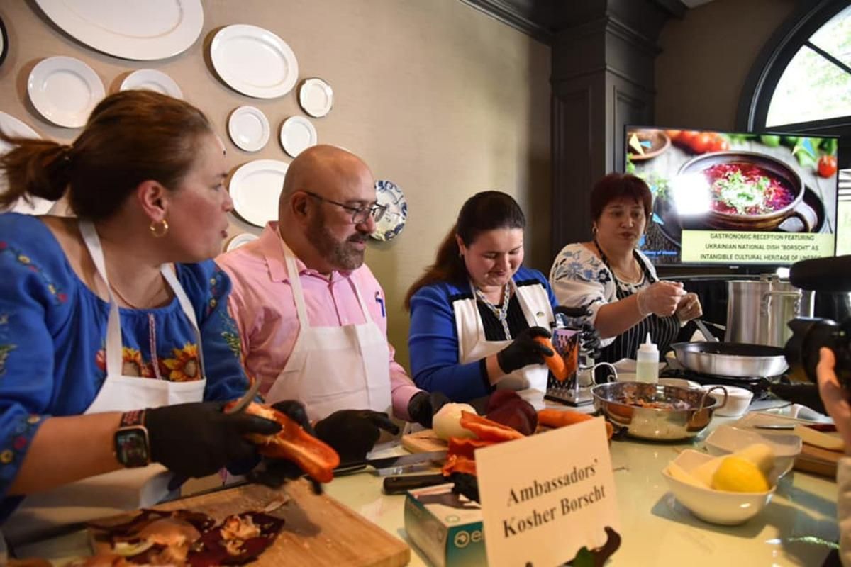 Конгресмени та посли європейських країн готували борщ у США Конгресмени та посли європейських країн готували борщ у США