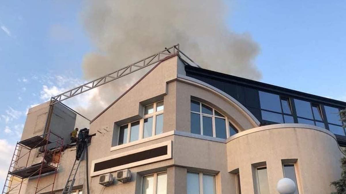 Под Киевом горела крыша медицинского центра: фото