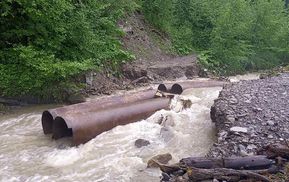 Потужні опади розмили дорогу на Івано-Франківщині: як регіони оговтуються після негоди