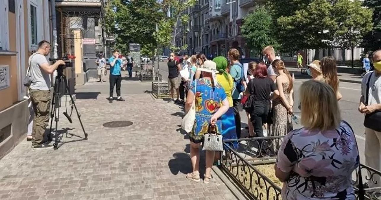 Заробітчани під загрозою: українці протестували під посольством Польщі Заробітчани під загрозою: українці протестували під посольством Польщі