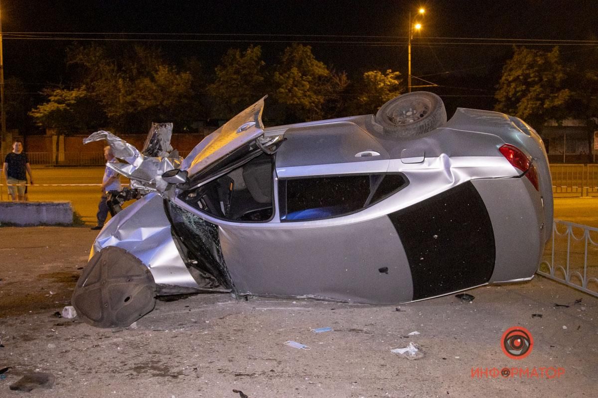 В Днепре ночью Volkswagen столкнулся с Range Rover - есть пострадавшие В Днепре ночью Volkswagen столкнулся с Range Rover - есть пострадавшие