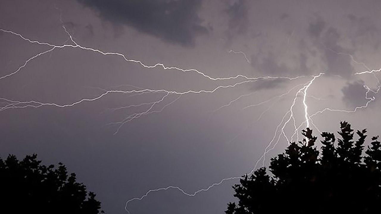 Під Києвом від удару блискавкою зайнявся приватний будинок Під Києвом від удару блискавкою зайнявся приватний будинок