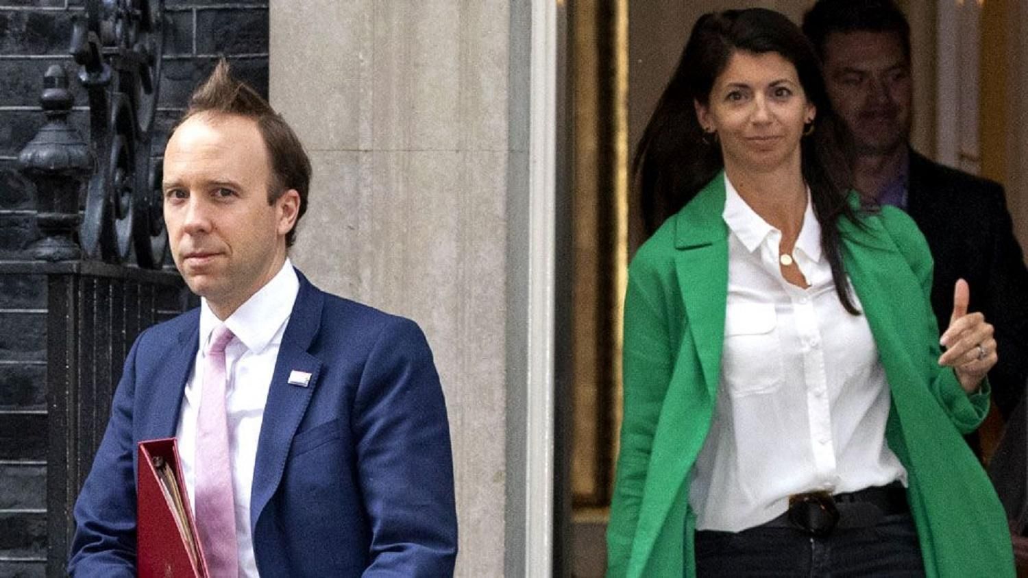 Глава МОЗ Британії порушив карантин, цілуючись зі своєю помічницею Глава МОЗ Британії порушив карантин, цілуючись зі своєю помічницею