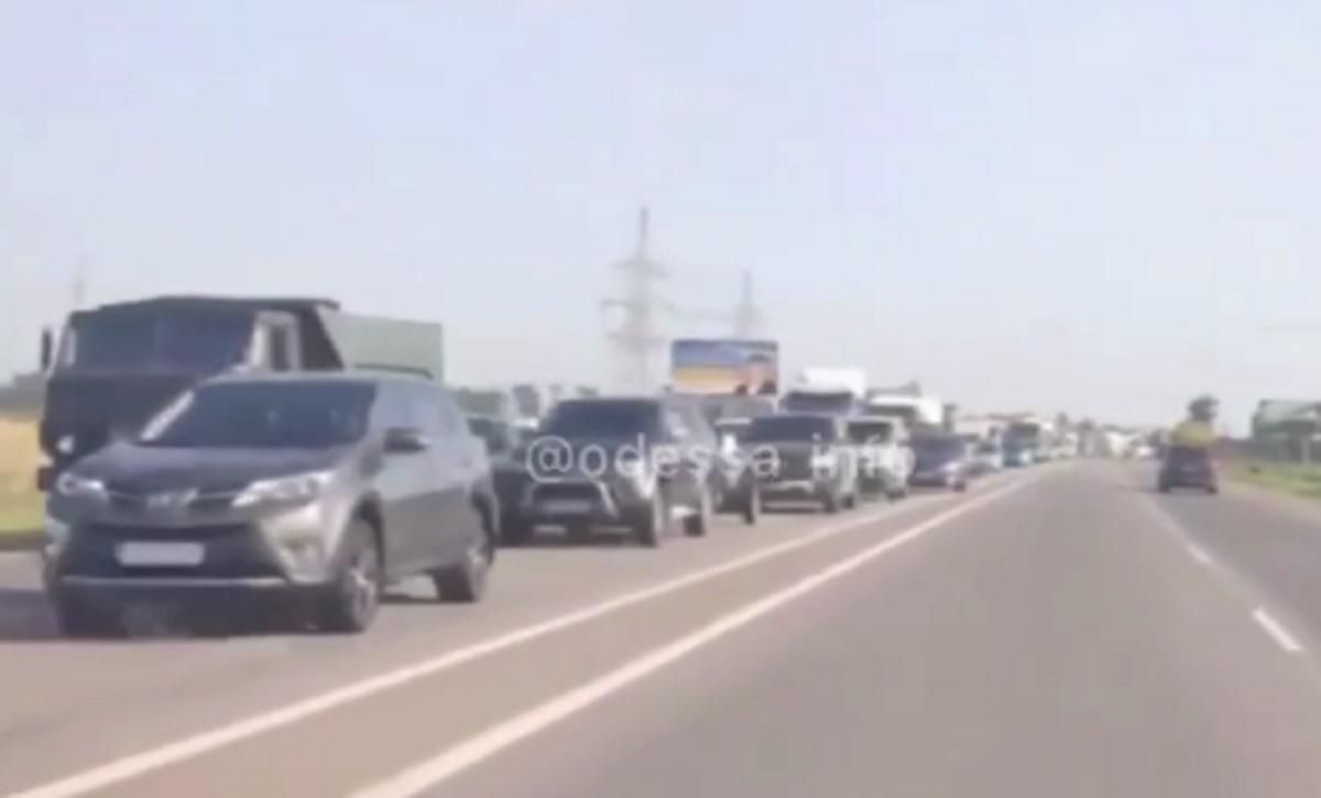 На въезде в Одессу образовались пробки 26 июня 2021 - видео На въезде в Одессу образовались пробки 26 июня 2021 - видео