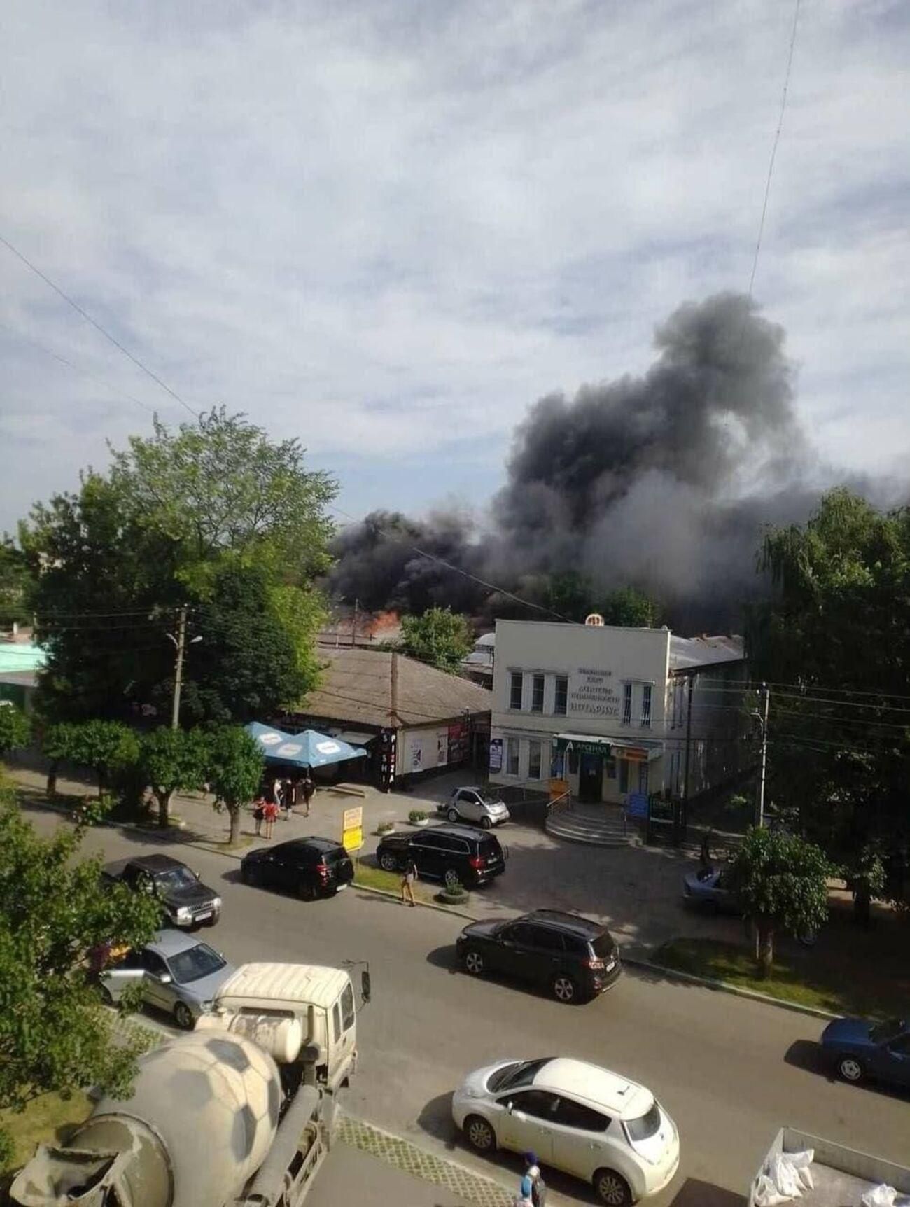 На Харьковщине крупный пожар на рынке: видео