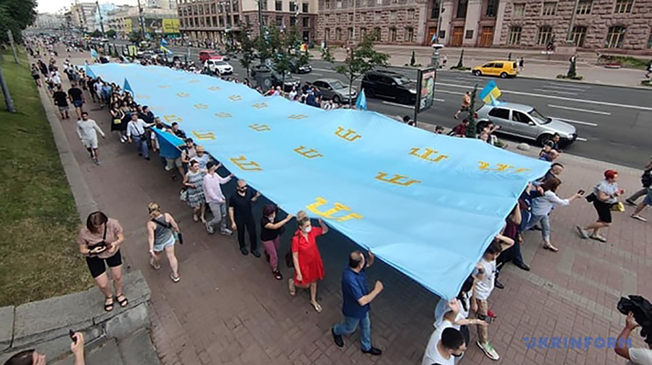 В Киеве прошло шествие ко Дню крымскотатарского флага