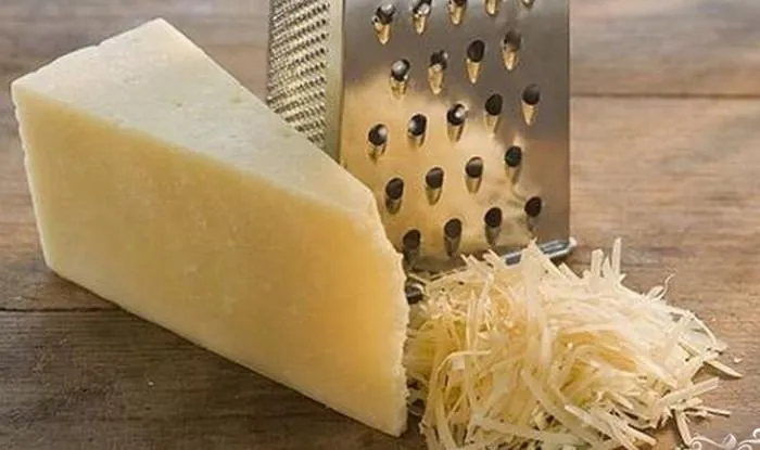 Натерти м'який сир Натерти м'який сир