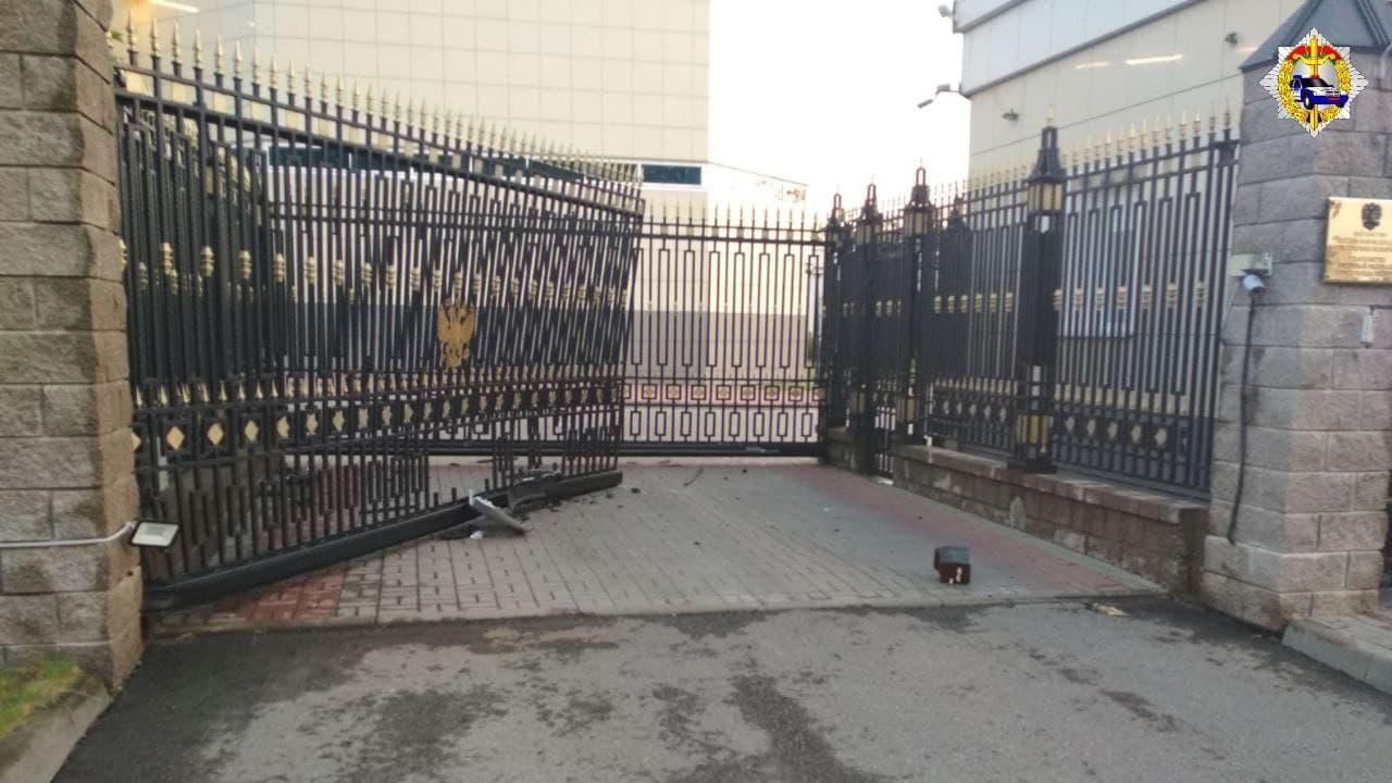 Мужчина под наркотиками протаранил посольство России в Минске и проник на его территорию: видео