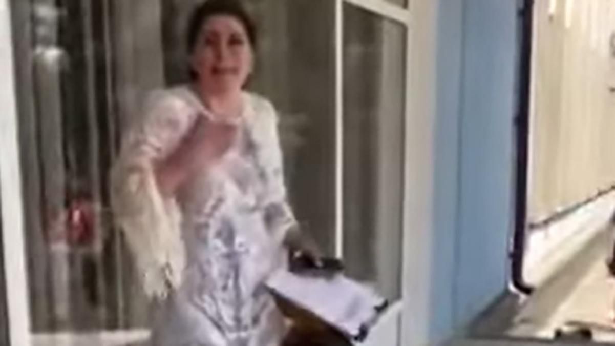 300 євро тобі дати: у Чернівецькій області на завуча медколеджу вилили відро з нечистотами – відео 300 євро тобі дати: у Чернівецькій області на завуча медколеджу вилили відро з нечистотами – відео