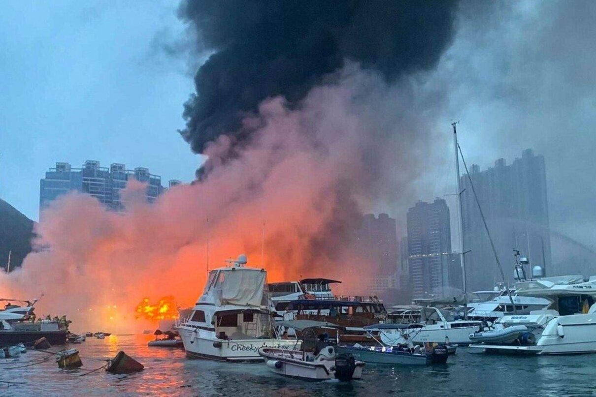 У Гонконгу після пожежі потонули понад 10 суден: фото, відео
