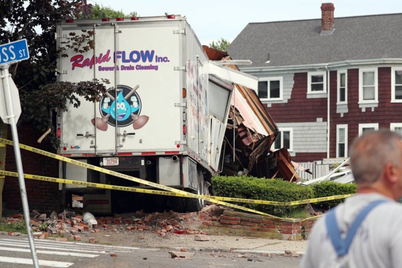 В США мужчина похитил грузовик, врезался в дом и убил 2 человек